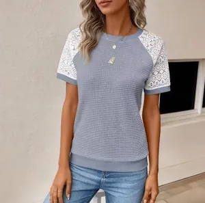 Detail van de wafelgebreide textuur en de kanten raglanmouwen op dit casual dames-T-shirt