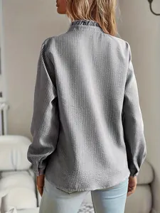 Vista posterior de una elegante camisa de rayas grises texturizada con manga larga.