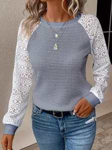 Stijlvolle blauwe wafelgebreide top voor dames met elegante witte kanten lange mouwen