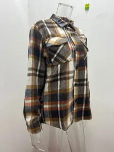 Seitenansicht einer braun-weißen karierten Hemdjacke mit Knöpfen auf einer Schaufensterpuppe