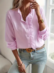 Detalle de una elegante blusa de rayas rosas con volantes y pliegues sofisticados.