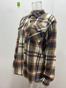 Detailansicht braun kariertes Langarm-Flanellhemd Jacke auf einer Schaufensterpuppe