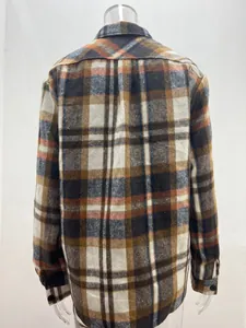 Detaillierte Rückansicht eines Herren-Flanellhemdes mit klassischem Karomuster Design