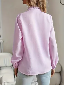 Vista trasera de elegante blusa de manga larga plisada a rayas rosas para trabajo y ocio