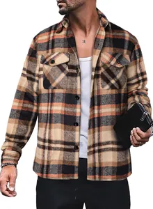 Nahaufnahme einer braun-schwarz karierten Herren-Flanellhemdjacke mit Knöpfen