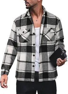 Detailansicht der schwarz-weiß karierten Flanellhemdjacke über einem weißen T-Shirt.