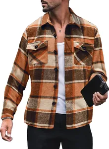 Lässige Herren Karohemdjacke in Orange mit langen Ärmeln und Brusttaschen mit Knöpfen.