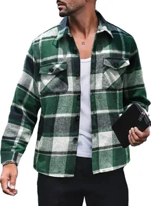 Lässige Herrenhemdjacke mit grünem Karomuster, langen Ärmeln und Pattentaschen