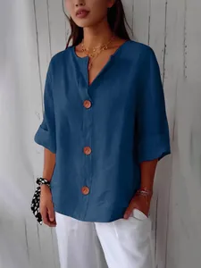Elegante losse dames top van blauw katoen en linnen met V-hals en decoratieve knopen