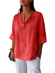 Casual rood katoenen linnen damesshirt met V-hals en grote knoopdetails voor zomer