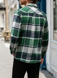 Rückansicht eines grün-schwarz karierten Herrenhemds aus Flanell im lässigen Stil