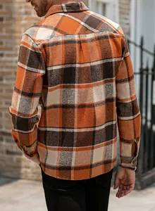 Rückansicht eines orange-schwarz karierten Flanellhemdes für Herren im lässigen Stil