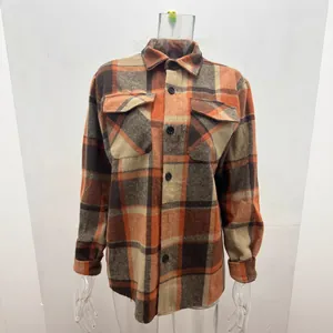 Klassische orange-braun karierte Herren-Langarm-Hemdjacke auf Schaufensterpuppe