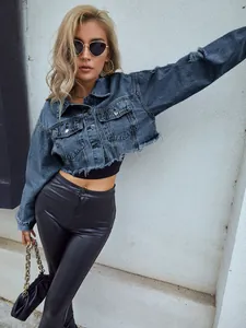 Modische bauchfreie Jeansjacke in Vintage-Waschung mit ausgefranstem Saumrand