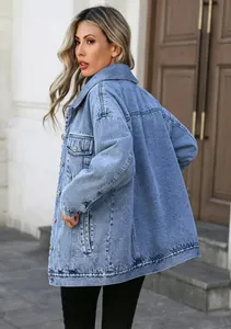 Gedetailleerd achteraanzicht van een retro oversized blauw spijkerjack gedragen door een model
