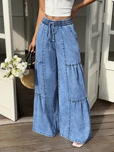 Gros plan d'un pantalon en jean décontracté à jambes larges avec taille à cordon et volants