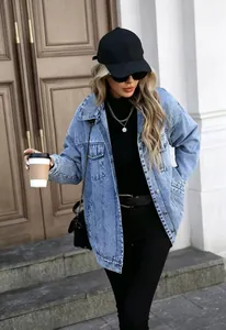 Stijlvol oversized lichtblauw vintage denim jack gedragen door een model in de stad.