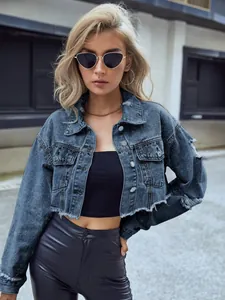 Trendige kurze Jeansjacke mit Destroyed-Details und offenem Saum im Street-Style