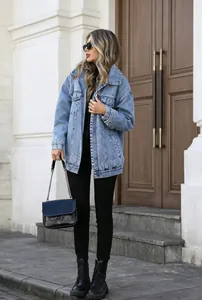 Streetstyle-look van een oversized vintage blauw spijkerjack voor dames met voorzakken.