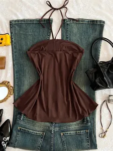 À plat d'un caraco rétro marron à col licou avec des accessoires de mode chics.