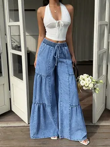 Vue détaillée du pantalon en jean à jambes larges et à volants pour un look d'été