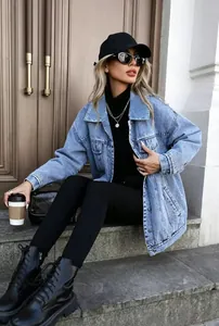 Detailoverzicht van een modieus oversized lichtblauw denim jack voor dames met zakken
