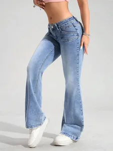 Gros plan détaillé montrant la coupe et la texture de ce jean flare bleu clair taille basse.