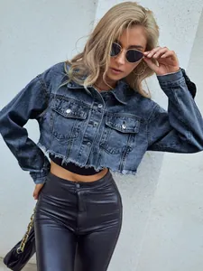 Detailaufnahme der bauchfreien Boyfriend-Jeansjacke mit ausgefranstem Saum in verwaschenem Blau
