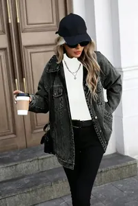 Streetstyle-foto van een vrouw in een oversized zwart gewassen vintage denim jas outfit