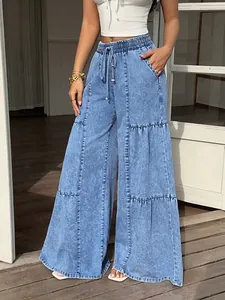 Vue détaillée d'un jean évasé taille haute délavé à l'acide avec coutures étagées