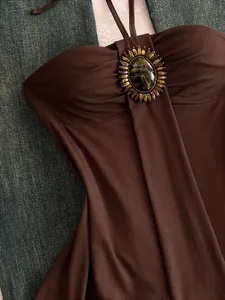 Détail en gros plan d'un haut licou marron vintage avec un accent de bijou central décoratif