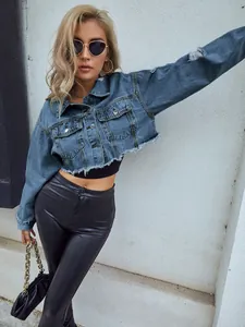 Modische kurze Jeansjacke mit Used-Look und ausgefranstem Saum an einem Model