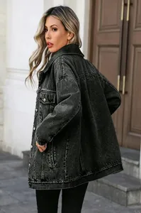 Gedetailleerd zijaanzicht van vintage zwart denim jack voor dames, oversized fit