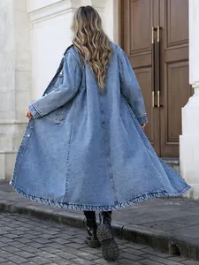 Rückansicht einer langen, lockeren blauen Jeansjacke mit dramatischem Faltenwurf