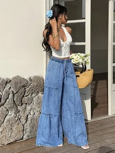Vue complète du pantalon en jean bleu clair à jambes larges et à volants pour femmes.