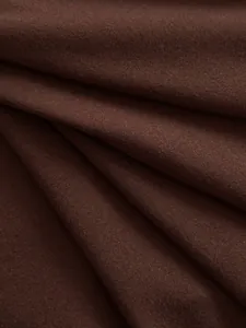 Gros plan du tissu en maille marron doux d'un débardeur licou de style vintage.