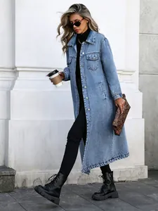 Schicker, langer Oversize-Denim-Mantel für Damen mit ausgefranstem Saum und Knöpfen.