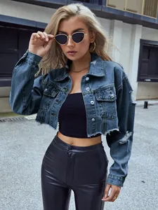 Detailansicht einer kurzen Jeansjacke mit Destroyed-Effekt und ausgefranstem Saum