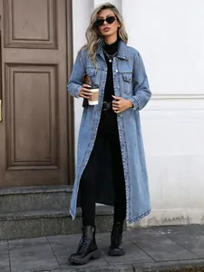 Model trägt einen langen, lockeren blauen Jeansmantel im urbanen Streetwear-Style