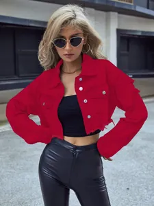 Detailansicht der roten Damen-Jeansjacke mit kurzem Schnitt und ausgefranstem Saum.