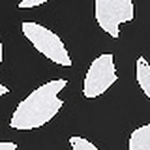 Detalle macro de la elegante tela con estampado de lunares en blanco y negro para falda