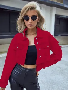 Modische rote Jeansjacke in kurzer Form mit ausgefranstem Saum und Silberknöpfen