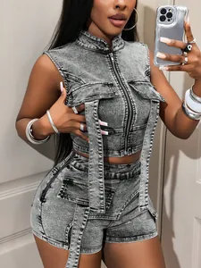 Trendy tweedelige set van gewassen grijs denim met cargo vest en shorts