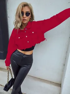 Trendige rote kurze Jeansjacke für Damen mit ausgefranstem Saum und Brusttaschen