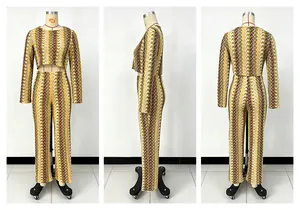 Detailansicht eines zweiteiligen Häkelstrick-Sets für Damen mit Zickzack-Muster.