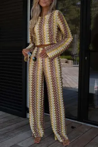 Vollansicht eines Damen-Stricksets mit bunten Zickzack-Häkelmustern und langen Ärmeln.