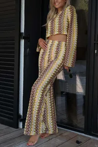 Detailansicht der Damen Häkelstrick-Set mit Zickzack-Muster, Crop-Top und Schlaghose.