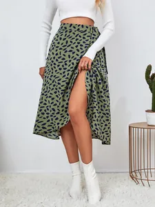 Vista detallada de una falda midi cruzada verde oliva con lunares azul marino y abertura