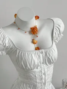 Elegante camicetta bianca con scollo quadrato e maniche a sbuffo con pizzo rifinito