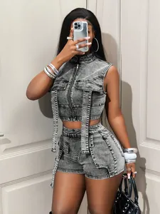 Vue détaillée d'un ensemble deux pièces en jean gris délavé avec gilet et short
